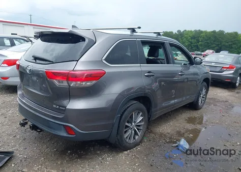 2018 Toyota Highlander Xle z USA, uszkodzony, nr VIN 5TDJZRFH0JS852388